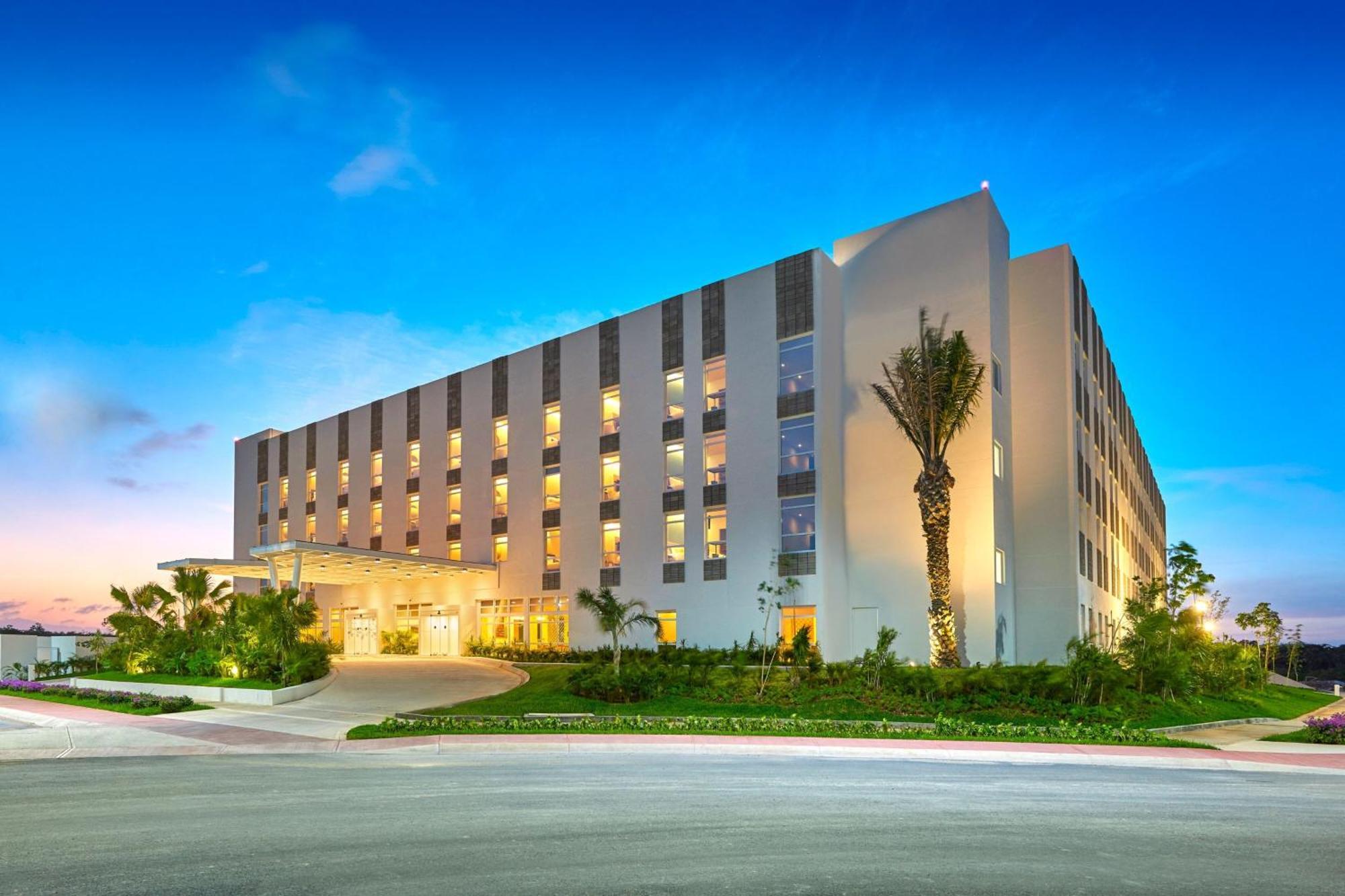 City Express Plus By Marriott Cancun Aeropuerto Riviera Exterior photo