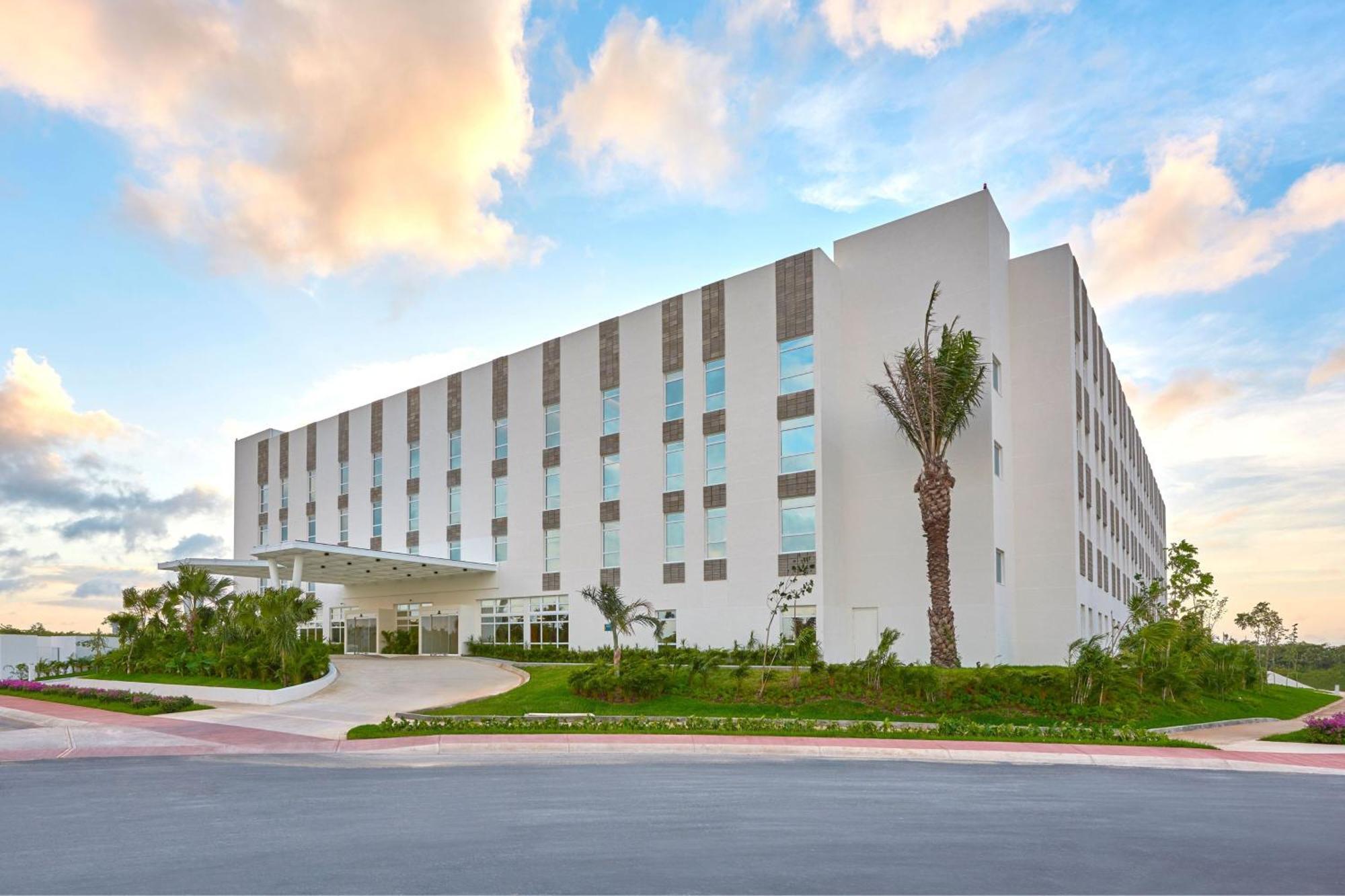 City Express Plus By Marriott Cancun Aeropuerto Riviera Exterior photo